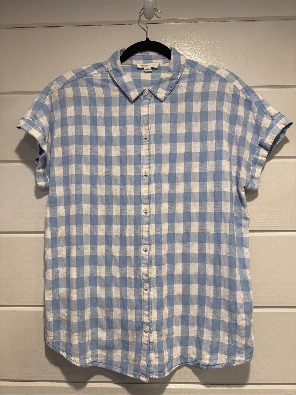 beachlunchlounge Blue and White Gingham Short-Sleeve Button-Down. Size - Large